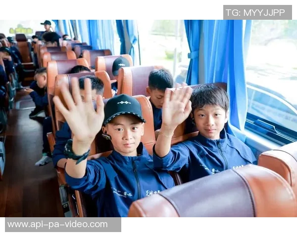 少年足球天才视频展现超凡技巧与激情瞬间引领未来足球新星之路 少年足球天才视频展现超凡技巧与激情瞬间引领未来足球新星之路